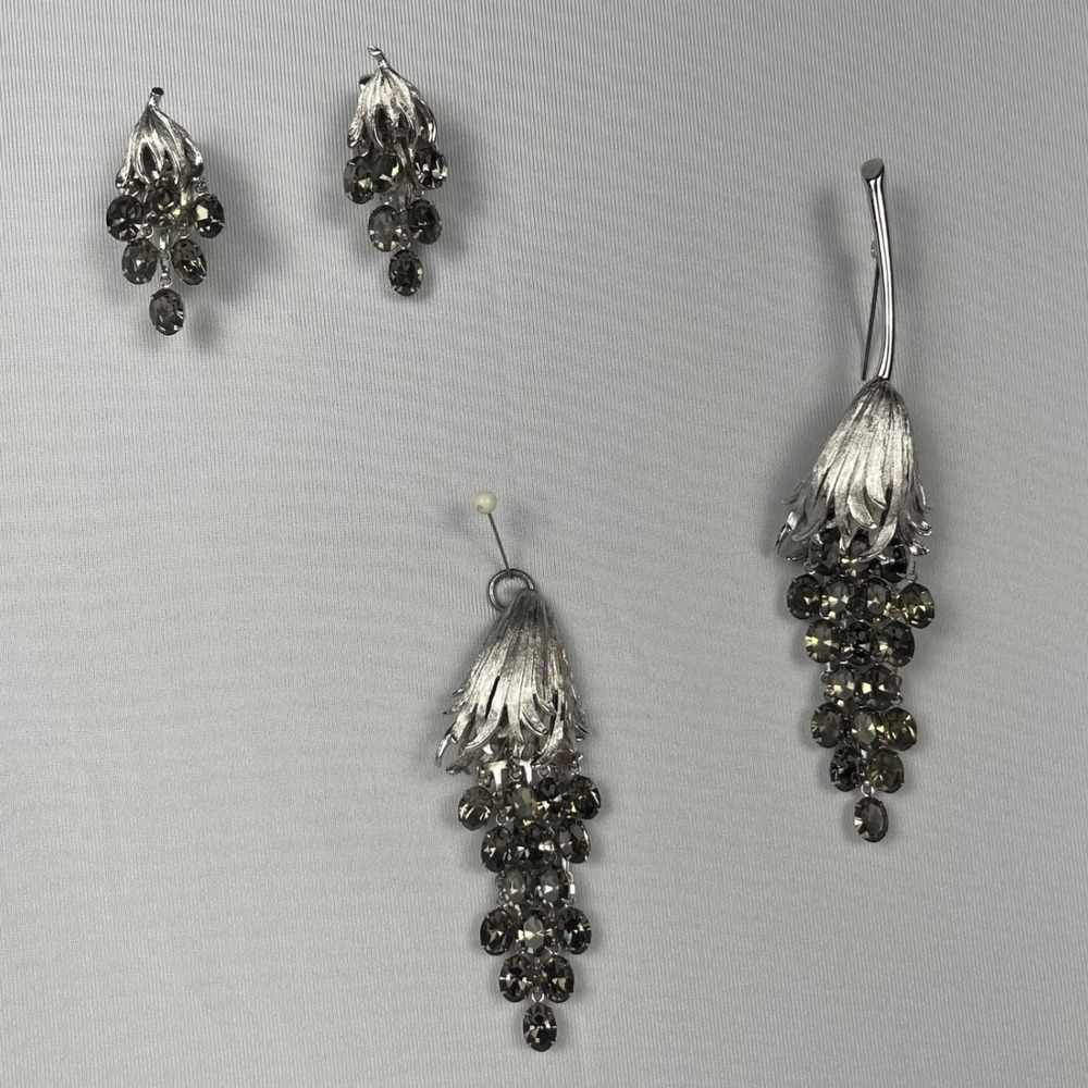 Vtg Silver Tone Grape Cluster‎ Dangle Earrings, Pendant, & Brooch Rhinestone Set